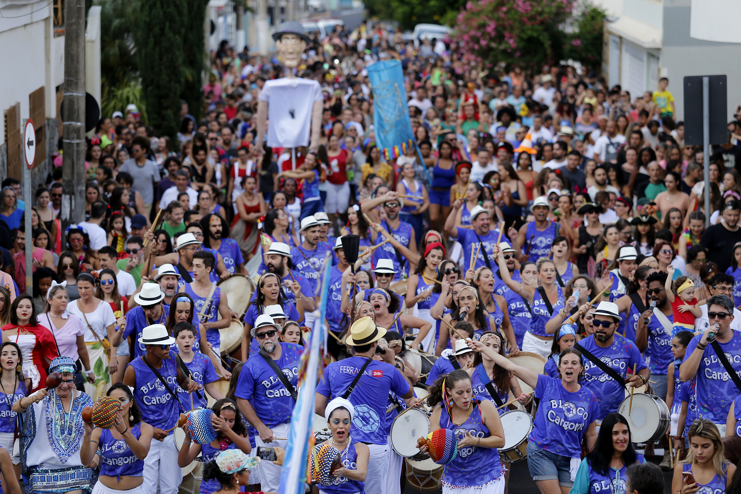 Cangoma reuniu milhares de pessoas nas ruas de Franca no Carnaval deste ano (Foto: Marcos Limonti)